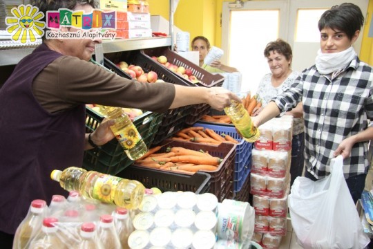 Élelmiszercsomagokat osztott rászorulóknak a MÁTRIX Közhasznú Alapítvány