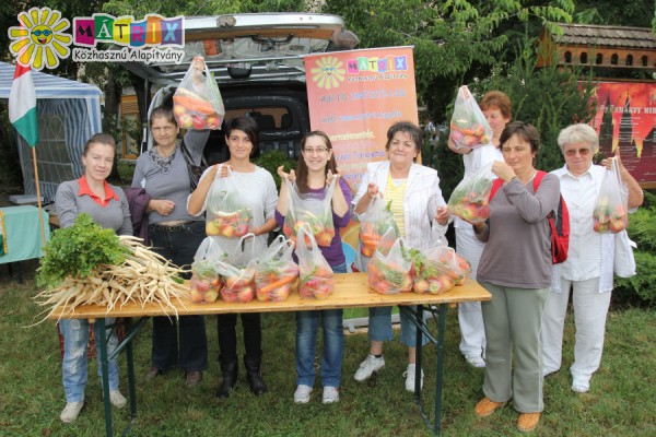 Gyümölcsöt és friss helyi zöldséget kaptak rászorulók