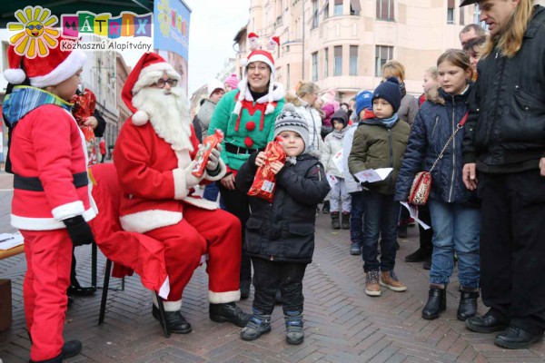 Ezer gyermek várta a jótékonysági Mikulást Szegeden