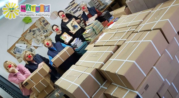 Bohócdoktorok 250 könyvcsomagot röptettek kisgyermekeknek