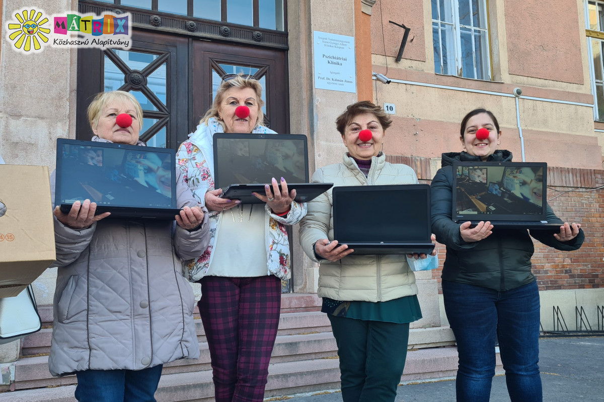 Bohócdoktorok laptopokkal lepték meg Szegeden a Pszichiátriai Klinikát