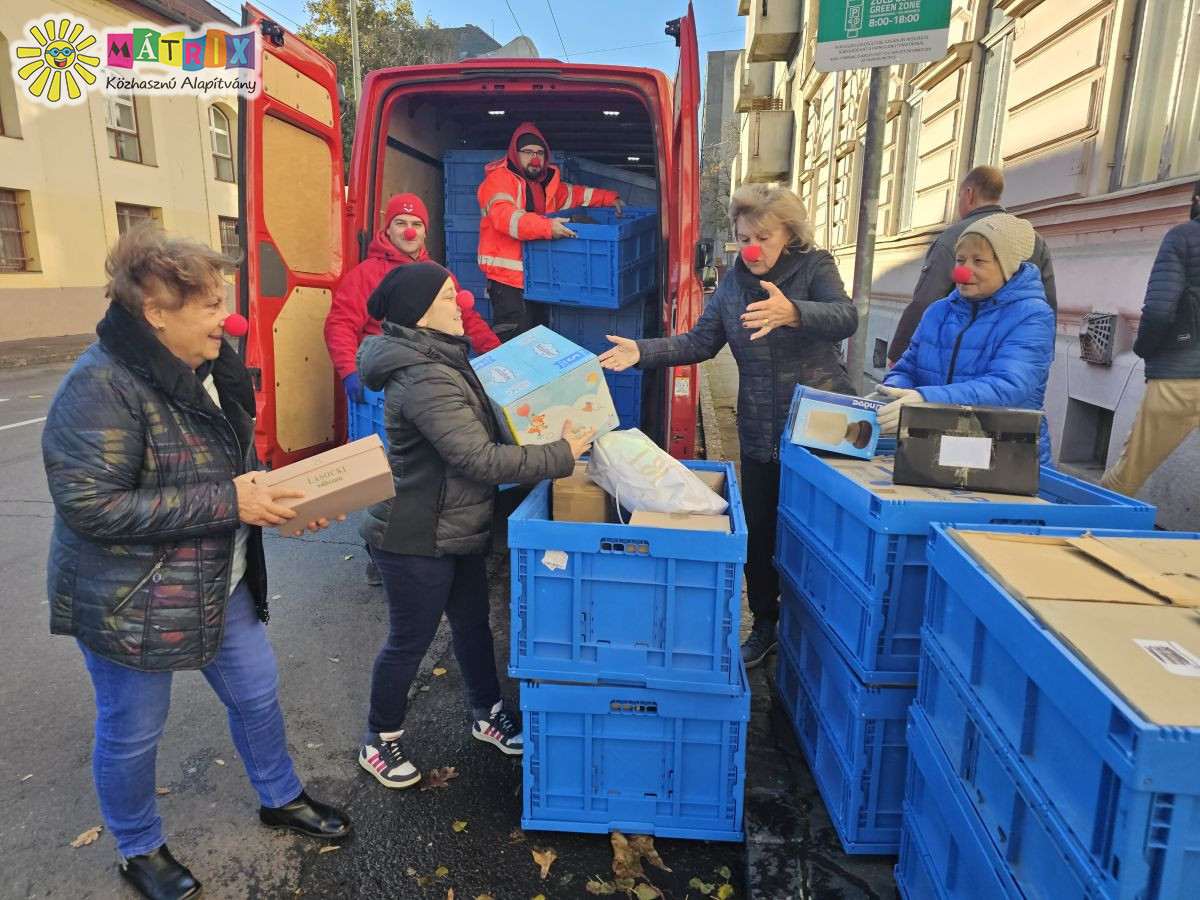 Sikeres volt a Bohócdoktorok és a FoxPost közös játékgyűjtése