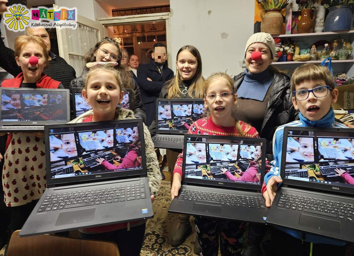 Számítógépeket kaptak jól tanuló gyermekek