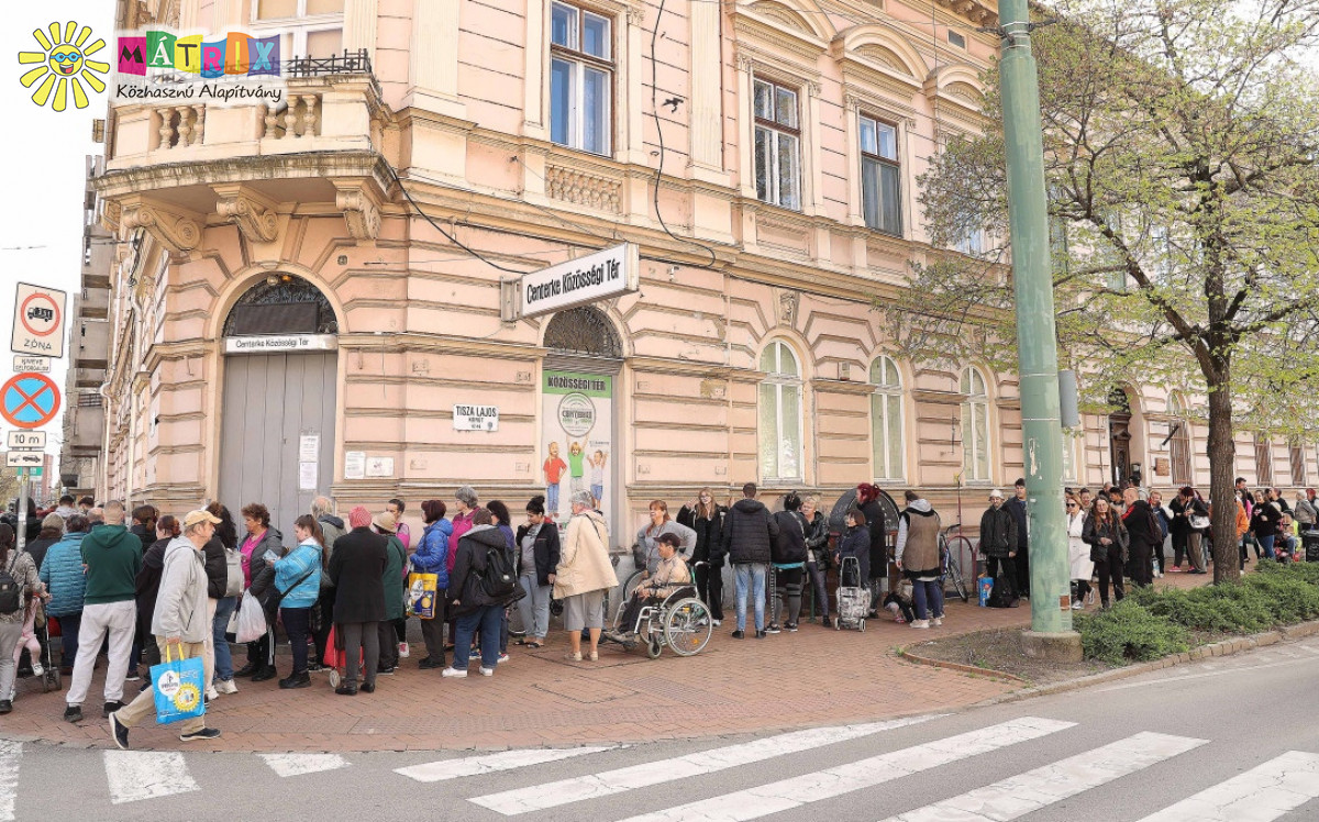 Évente több tízezer élelmiszercsomag - családtámogatás