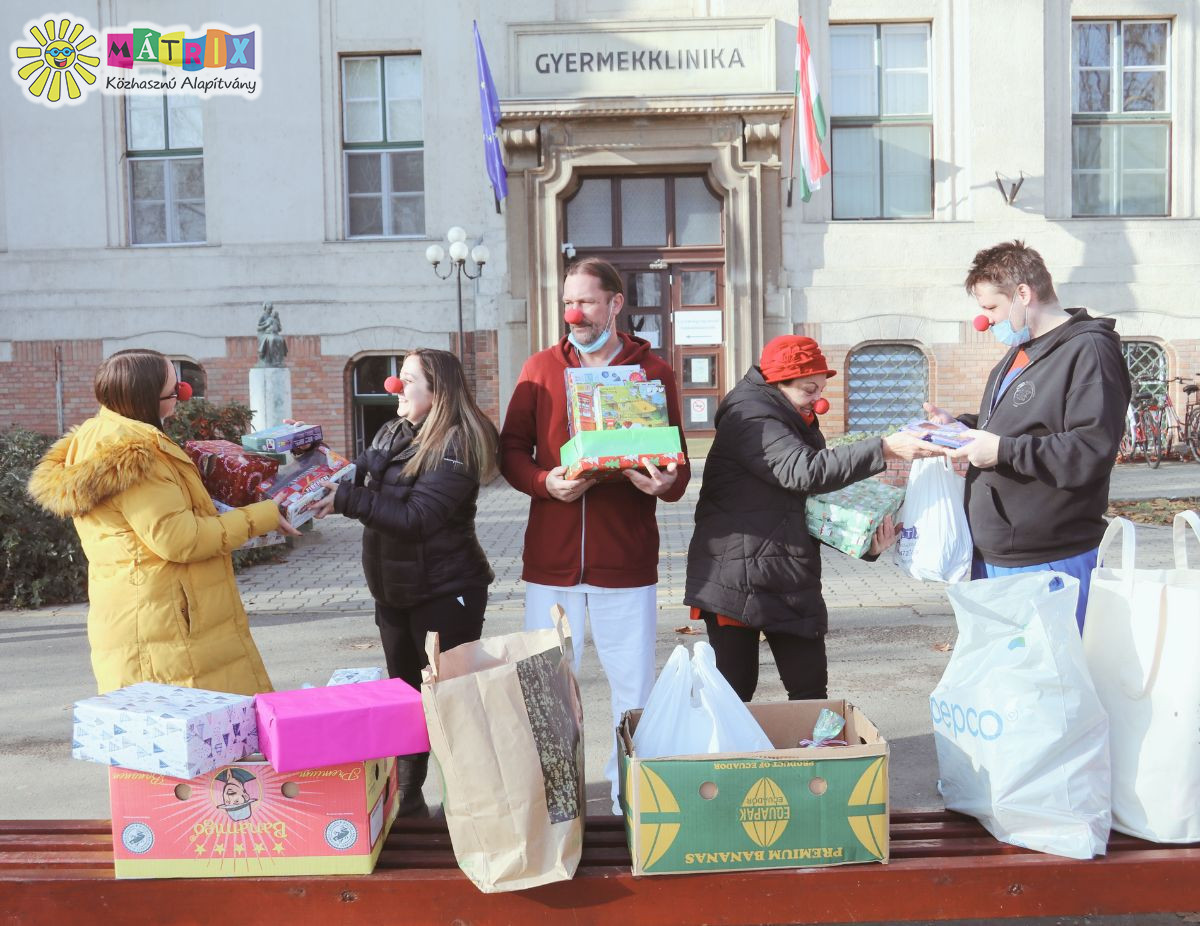 Gyermekkórházakban ajándékoztunk
