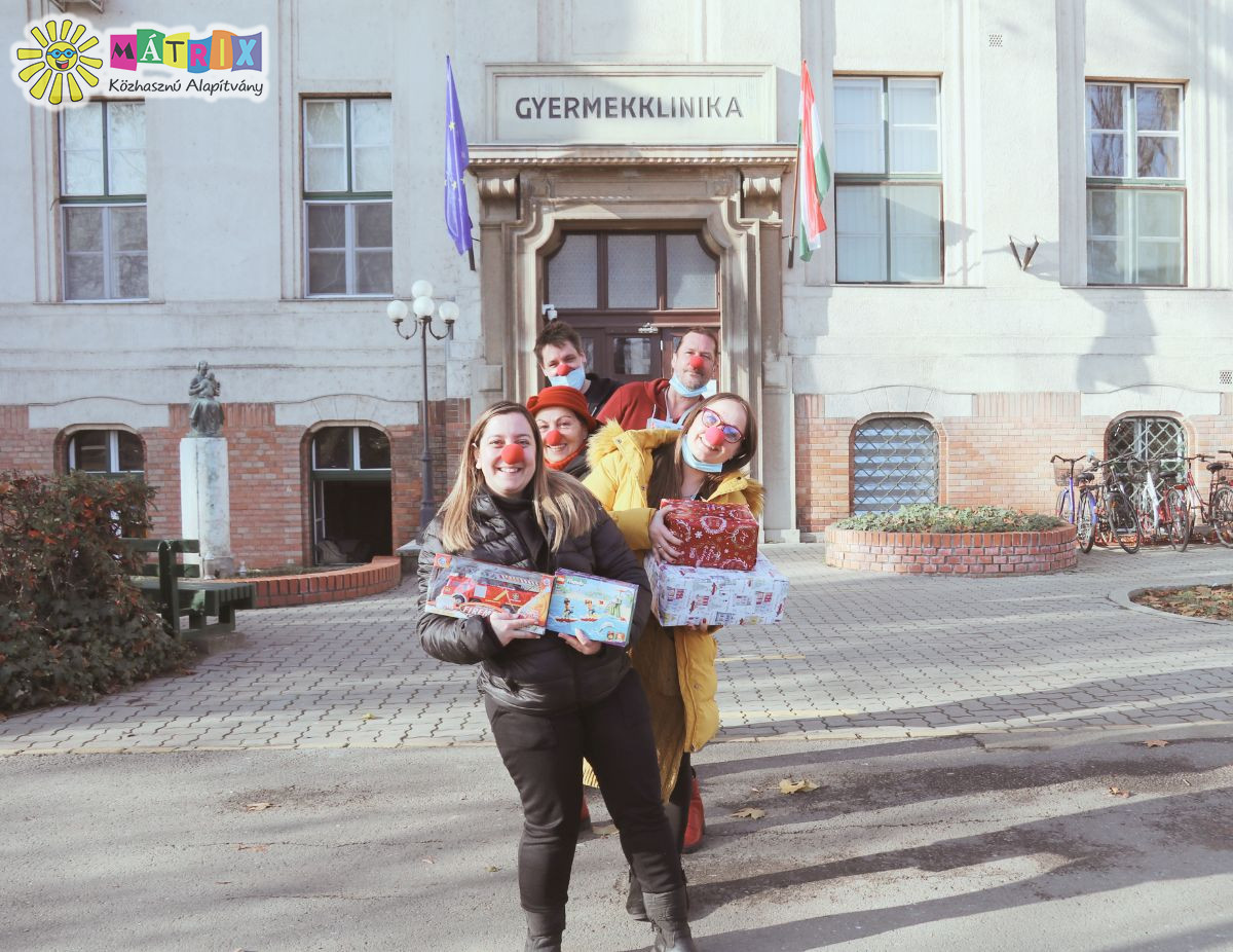 Gyermekkórházakban ajándékoztunk