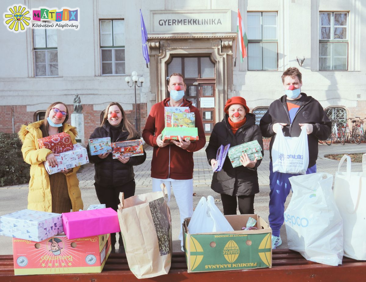 Gyermekkórházakban ajándékoztunk