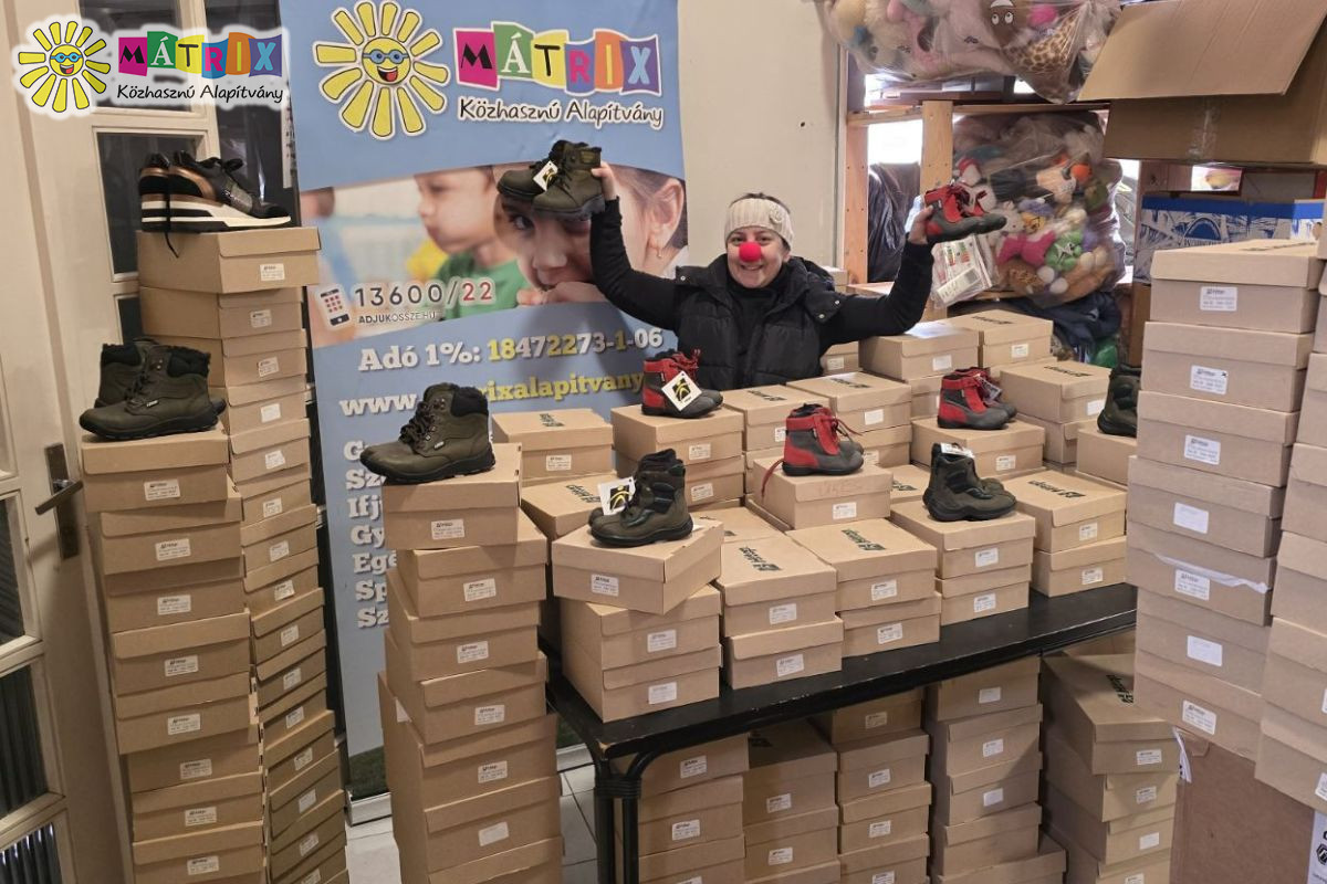 350 rászoruló gyermek kapott új téli - meleg cipőt