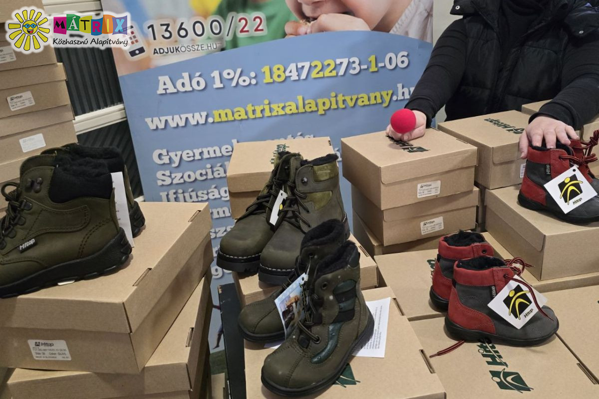 350 rászoruló gyermek kapott új téli - meleg cipőt
