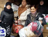 Három tonna ruhaadományt kaptak az öcsödi rászorulók