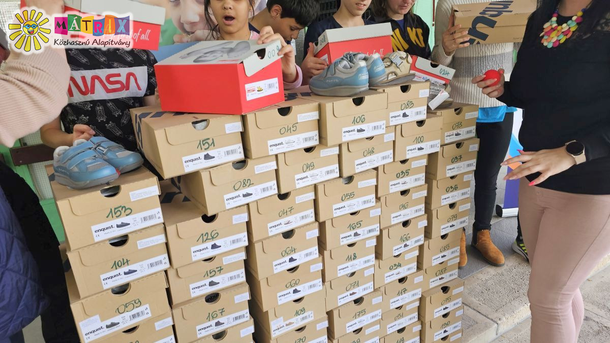 Sok szép cipő, gyermekeknek adomány