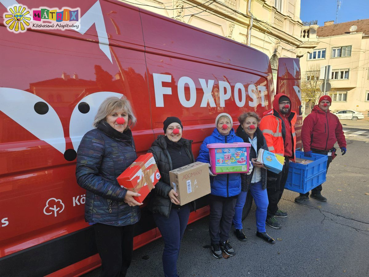 Bohócdoktorok és a FoxPost közös jótékonysága - ajándékcsomagok kisgyermekeknek