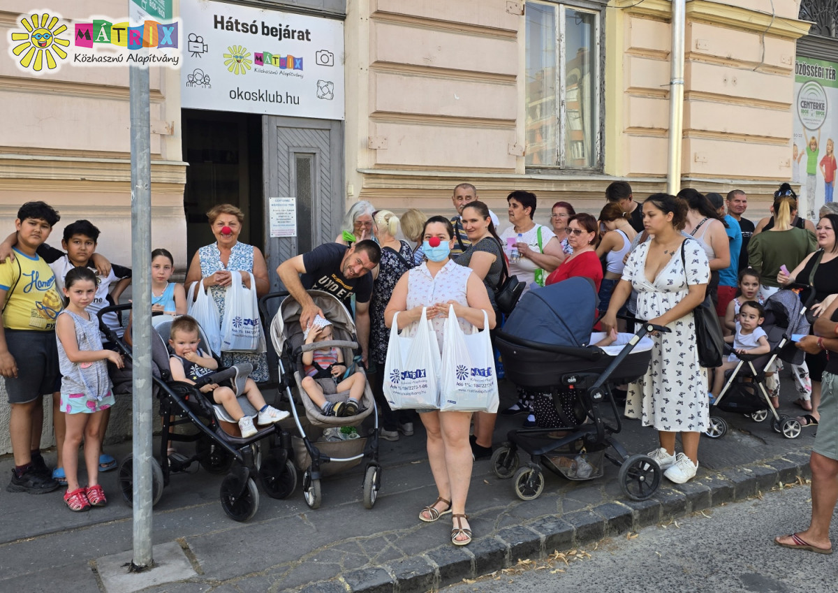 Ételt osztottunk időseknek, kisgyermekeseknek