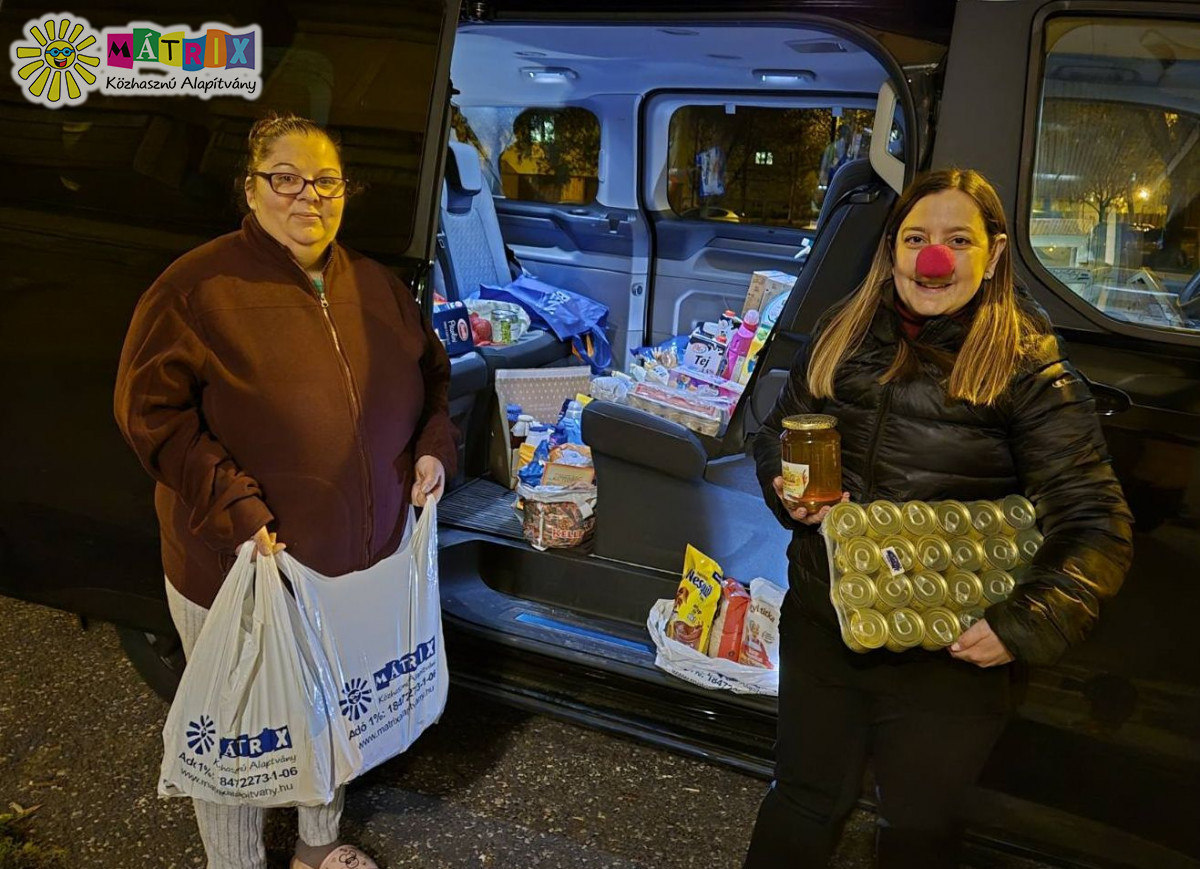 Galéria / Egy autónyi élelmet kapott a nélkülöző család