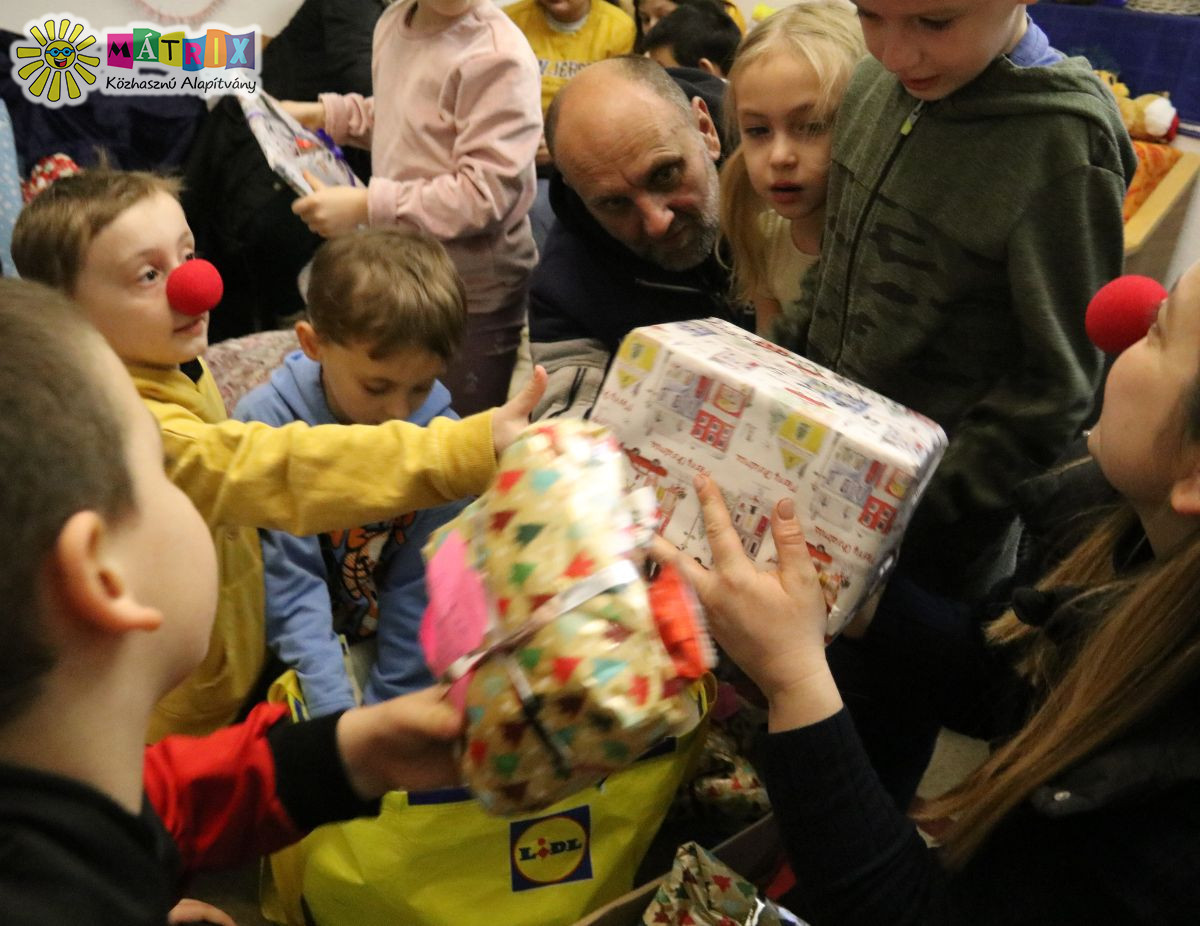 Galéria / Nélkülöző gyermekek támogatása