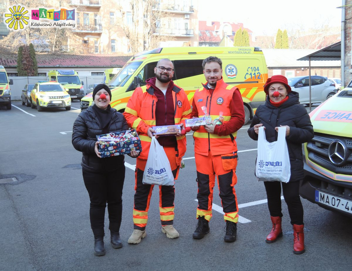 Galéria / Mentősöket leptek meg a bohócdoktorok Szeretetcsokival