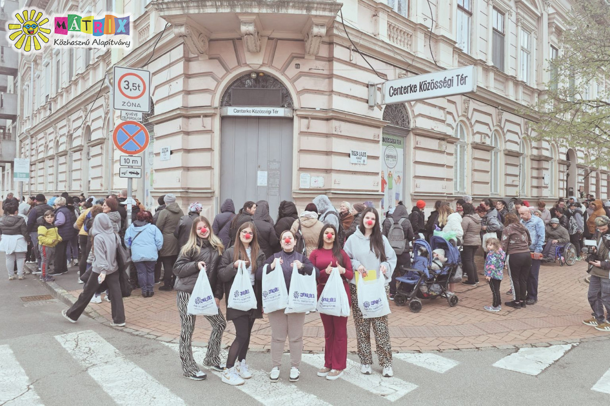 Adományosztás, tele jótettekkel