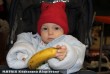 Anyu adományt válogat a Mátrixnál, a picur közben pedig banánt eszik :)